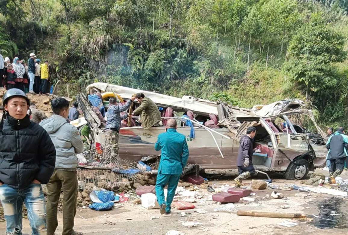 Lật xe 29 chỗ chở đo&agrave;n từ thiện ở L&agrave;o Cai, 9 người tử vong - Ảnh 2.