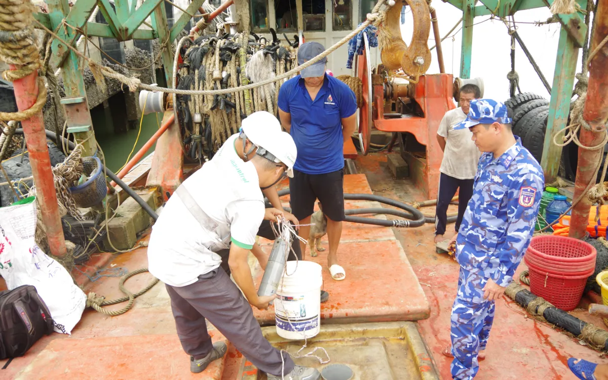 Lực lượng chức năng giám định tang vật.