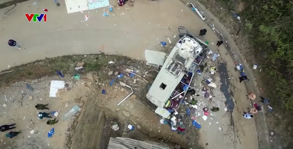 Tập trung cứu chữa c&aacute;c nạn nh&acirc;n trong vụ lật xe chở đo&agrave;n thiện nguyện ở L&agrave;o Cai - Ảnh 1.