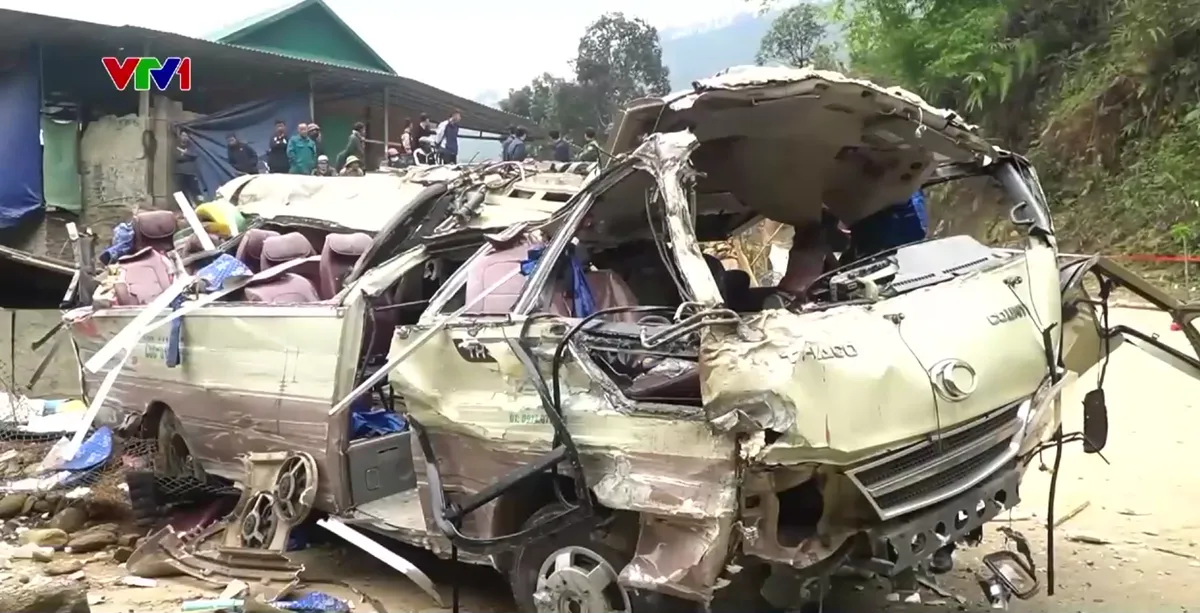 Tập trung cứu chữa c&aacute;c nạn nh&acirc;n trong vụ lật xe chở đo&agrave;n thiện nguyện ở L&agrave;o Cai - Ảnh 2.