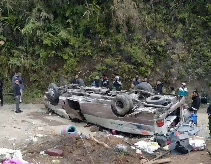 Lật xe 29 chỗ chở đo&agrave;n từ thiện ở L&agrave;o Cai, 9 người tử vong - Ảnh 1.