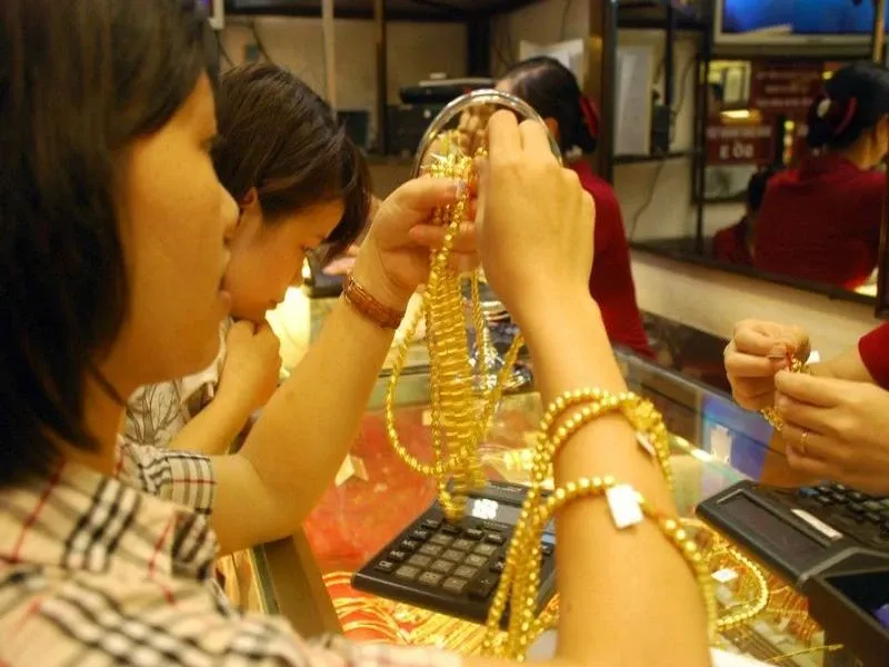 Nghịch l&yacute; ng&agrave;nhTrang sức khi gi&aacute; v&agrave;ng thế giới lập kỷ lục- Ảnh 1.