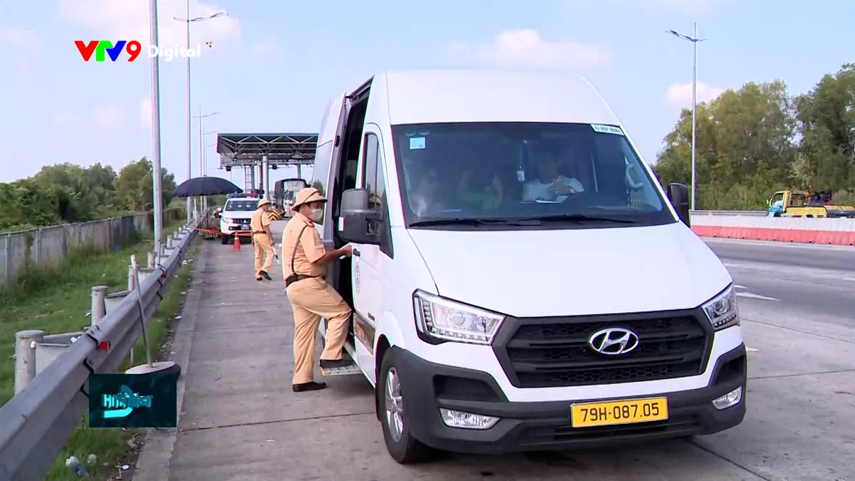 Tăng cường kiểm tra xe khách dịp cuối năm