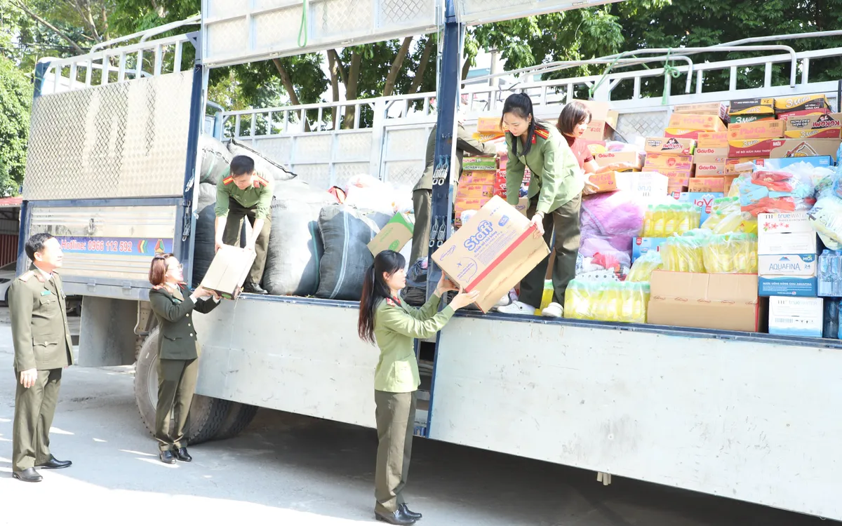 Công an tỉnh Ninh Bình quyên góp, ủng hộ gần 15 tấn nhu yếu phẩm để gửi đến đồng bào miền Trung và Tây Nguyên bị thiệt hại do mưa, lũ.