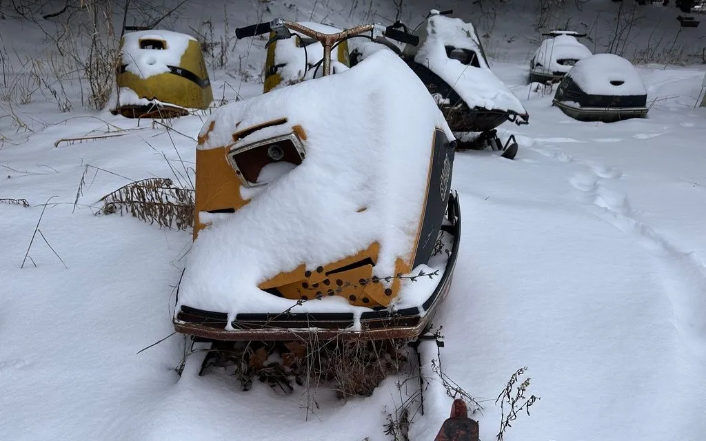 Tuyết phủ kín các xe trượt tuyết trưng bày tại Lowville, bang New York, ngày 27/12/2025 (Ảnh: AP)