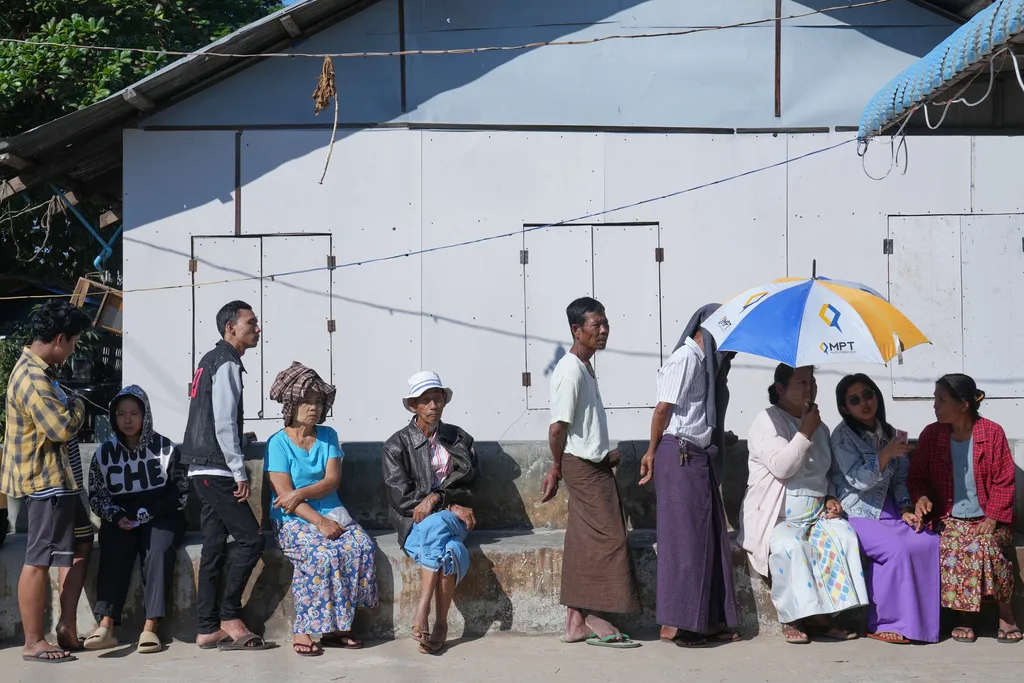 Myanmar bắt đầu v&ograve;ng bỏ phiếu đầu ti&ecirc;n của tổng tuyển cử - Ảnh 1.