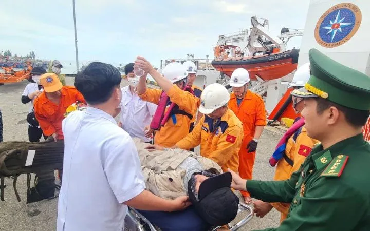 Bệnh nhân được bàn giao cho cơ quan chức năng. Ảnh: Nhân Dân