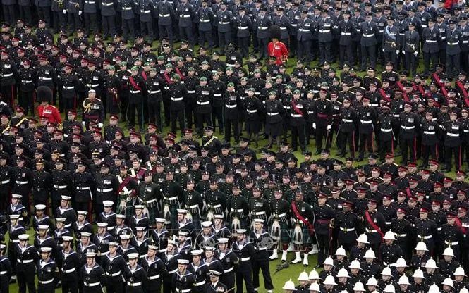 Các binh sĩ, quân nhân Anh thực hiện nghi thức chào mừng Vua Charles III và Hoàng hậu Camilla tại Cung điện Buckingham ở London, ngày 6/5/2023 (Ảnh minh họa: AFP/TTXVN)