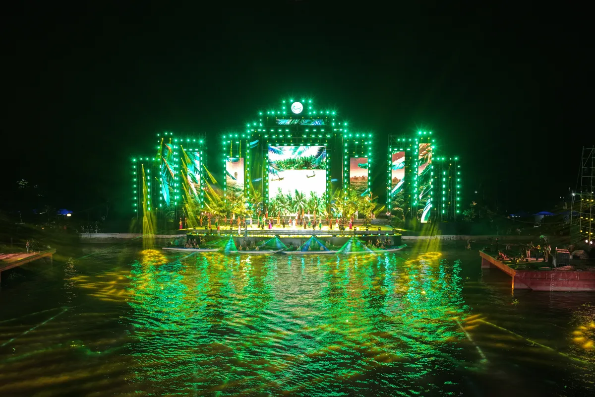 &ldquo;Cần Thơ sắc m&agrave;u s&ocirc;ng nước&rdquo; biến kh&ocirc;ng gian quen thuộc th&agrave;nh đại tiệc thị gi&aacute;c - Ảnh 8.