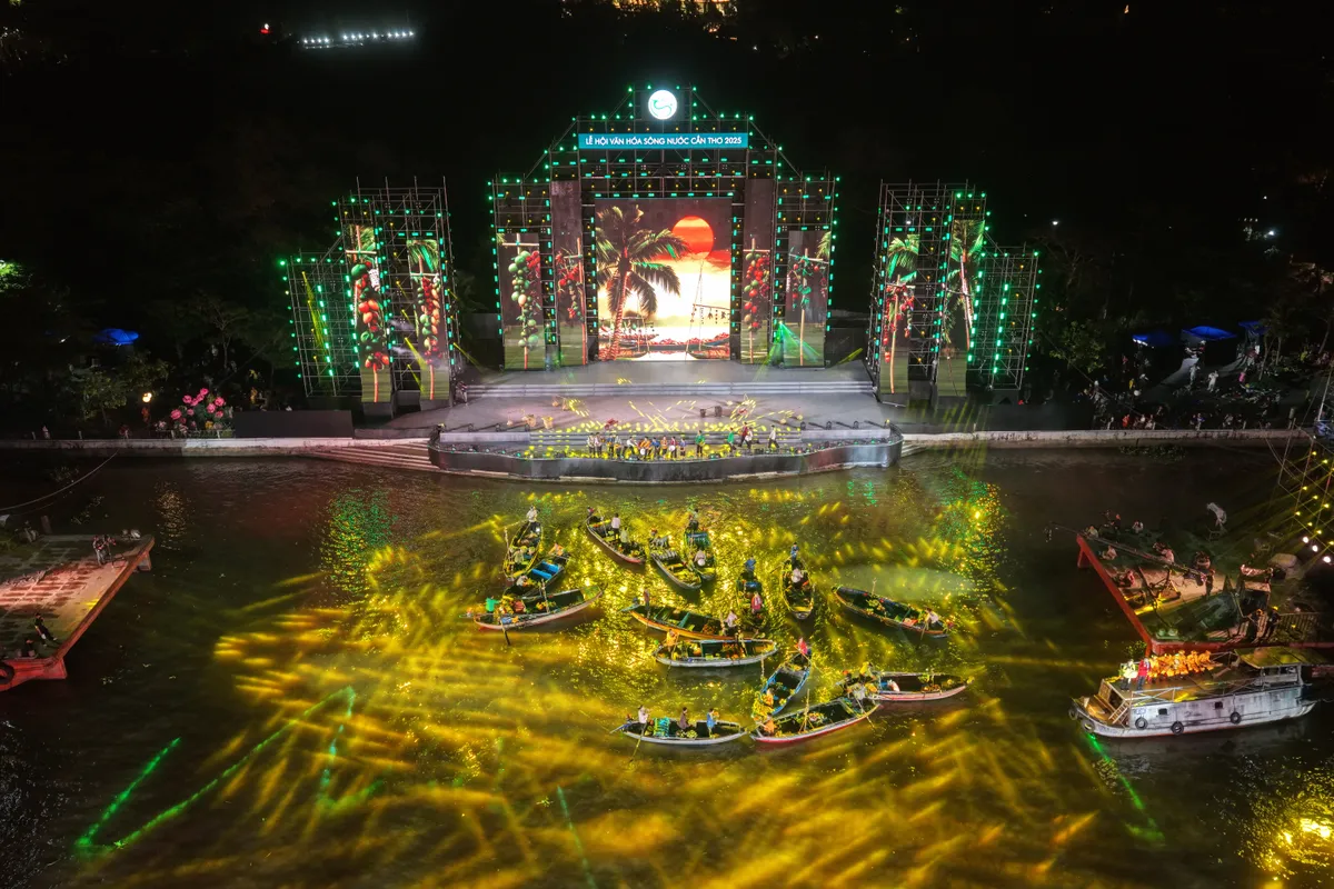 &ldquo;Cần Thơ sắc m&agrave;u s&ocirc;ng nước&rdquo; biến kh&ocirc;ng gian quen thuộc th&agrave;nh đại tiệc thị gi&aacute;c - Ảnh 1.