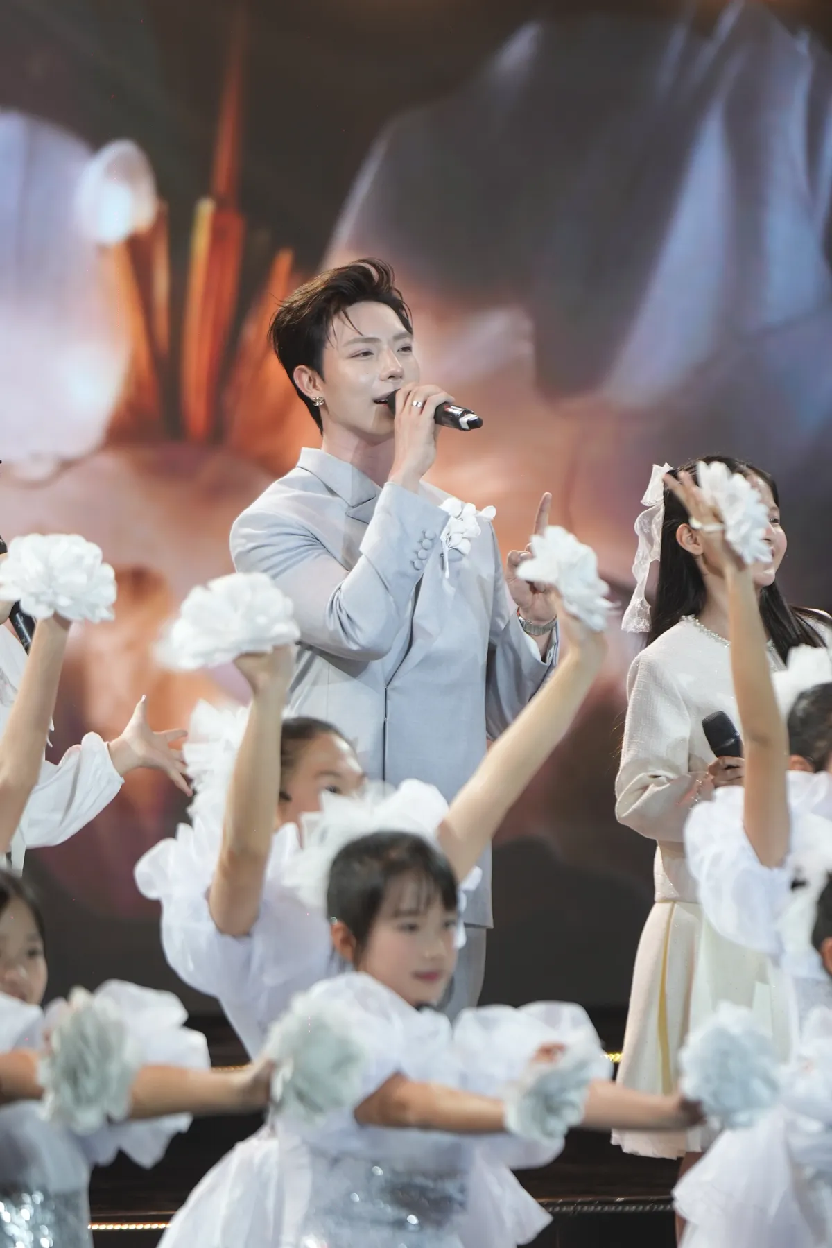 Erik v&agrave; d&agrave;n cast nh&iacute; C&aacute;ch em 1 milimet quậy tưng ch&agrave;o đ&oacute;n năm mới  - Ảnh 4.