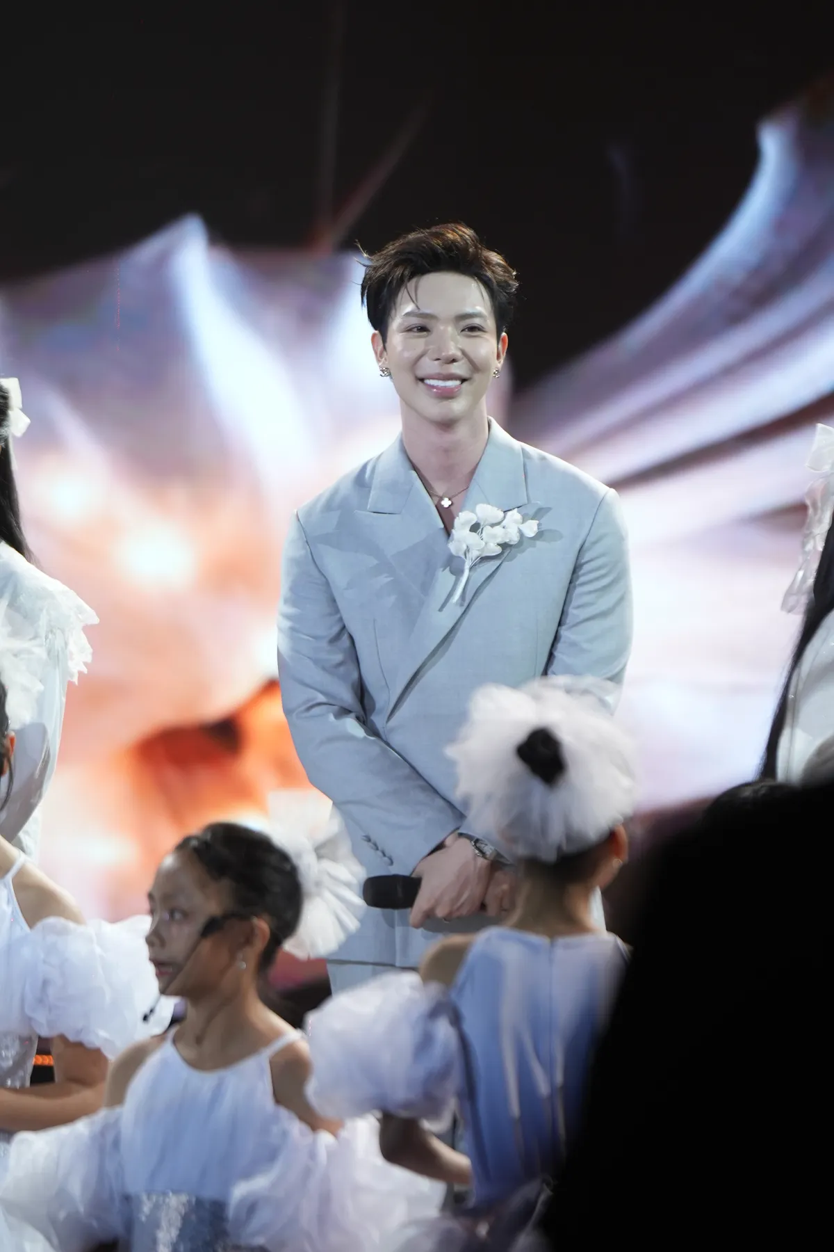 Erik v&agrave; d&agrave;n cast nh&iacute; C&aacute;ch em 1 milimet quậy tưng ch&agrave;o đ&oacute;n năm mới  - Ảnh 5.