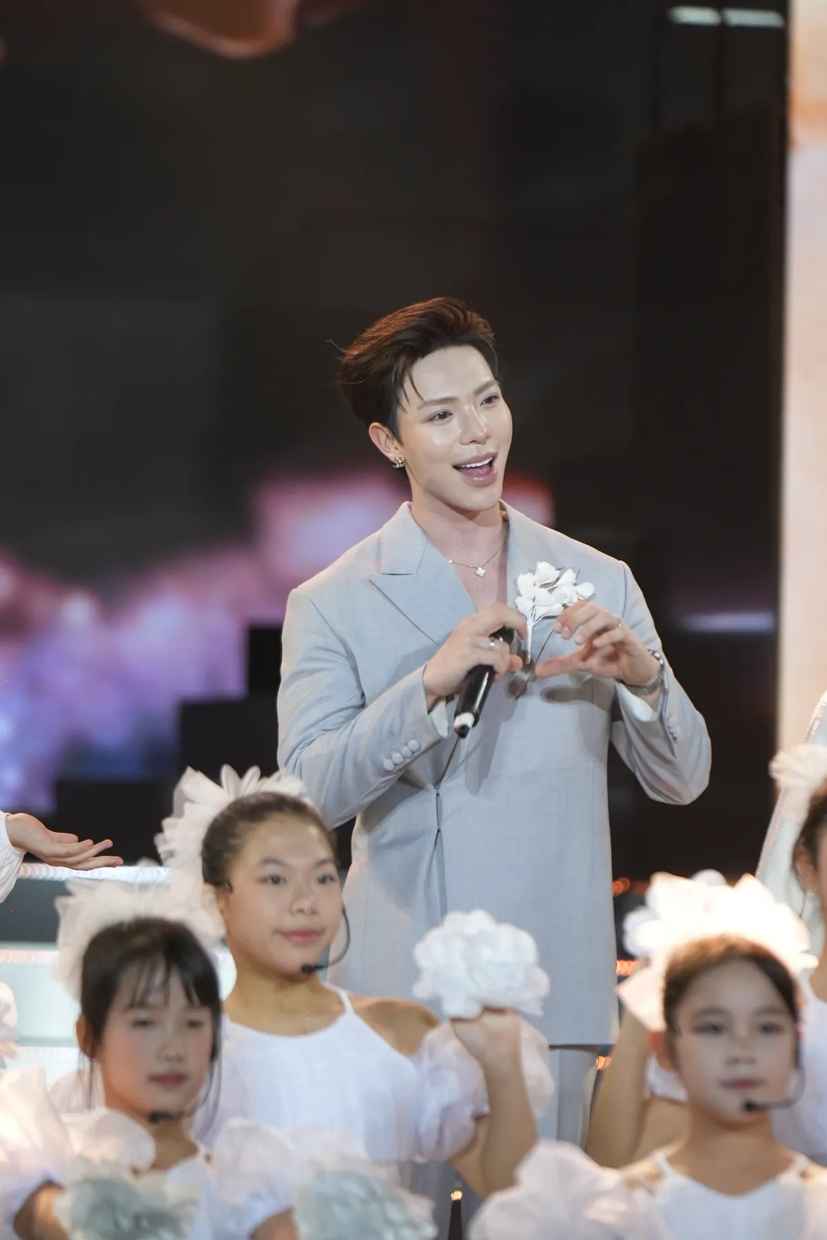 Erik v&agrave; d&agrave;n cast nh&iacute; C&aacute;ch em 1 milimet quậy tưng ch&agrave;o đ&oacute;n năm mới  - Ảnh 1.