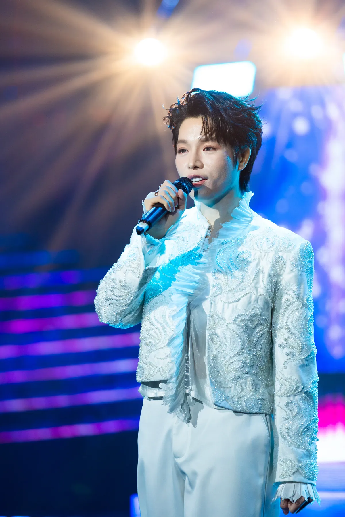 "Ho&agrave;ng tử Valentine" Đức Ph&uacute;c mang năng lượng t&igrave;nh y&ecirc;u ngập tr&agrave;n tới "Bản giao hưởng Việt Nam" - Ảnh 1.