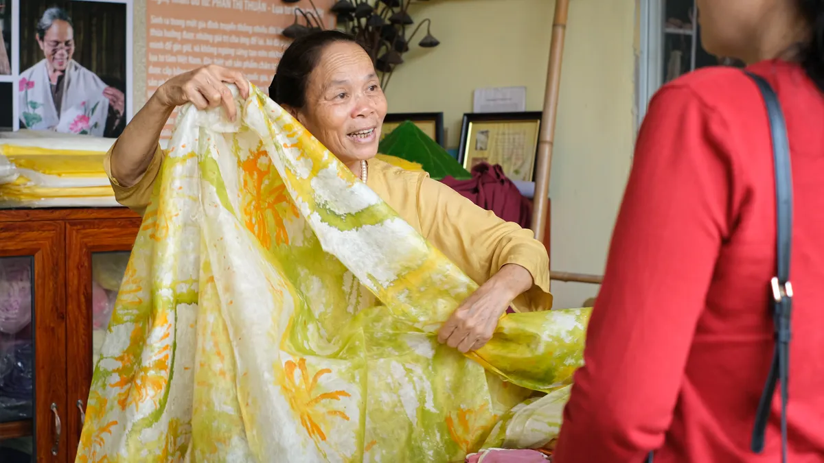 Tằm tự dệt tơ - Nghệ thuật từ những nong k&eacute;n Ph&ugrave;ng X&aacute; - Ảnh 2.