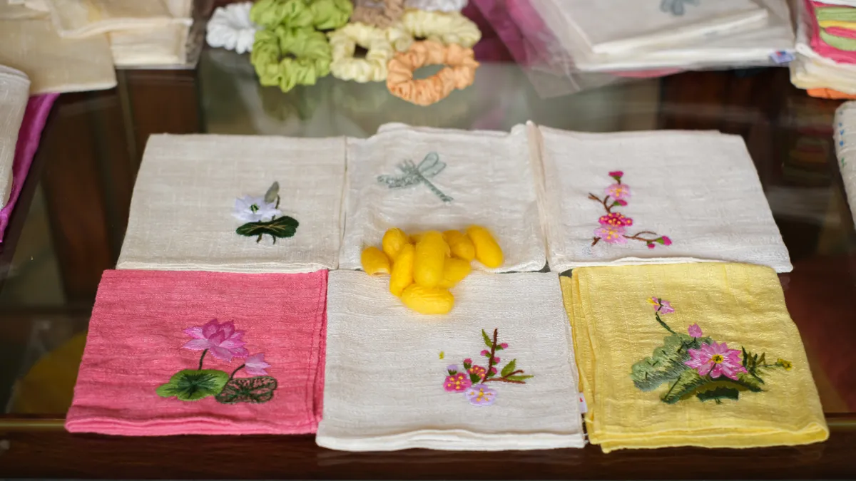 Tằm tự dệt tơ - Nghệ thuật từ những nong k&eacute;n Ph&ugrave;ng X&aacute; - Ảnh 9.