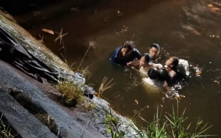 Hình ảnh cha con ông Viên cứu 3 người gặp nạn.