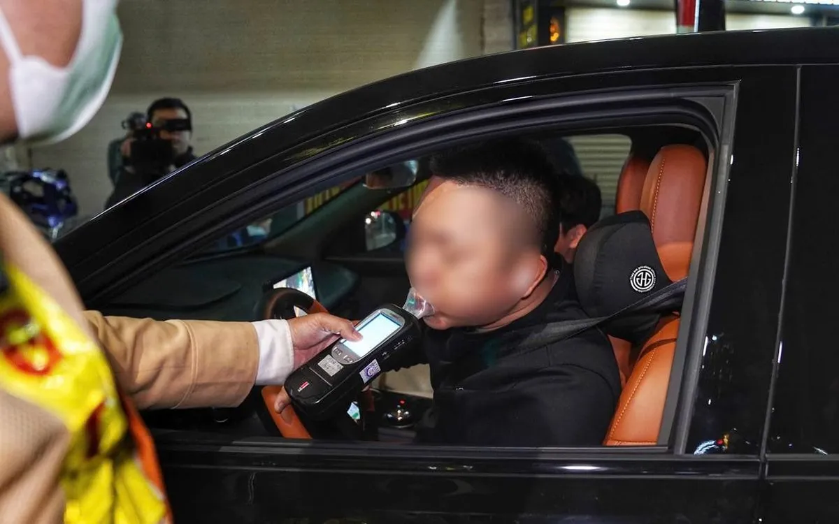 CSGT kiểm soát nồng độ cồn tối 27/12.