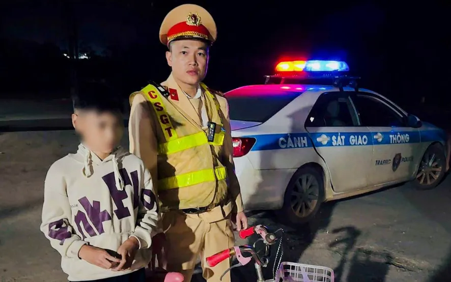 CSGT phát hiện cháu bé lúc 3h tại khu vực vắng người.