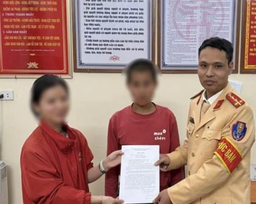 Đạp xe lạc hơn 15km giữa đ&ecirc;m, b&eacute; trai 12 tuổi được CSGT H&agrave; Nội kịp thời cứu gi&uacute;p- Ảnh 1.