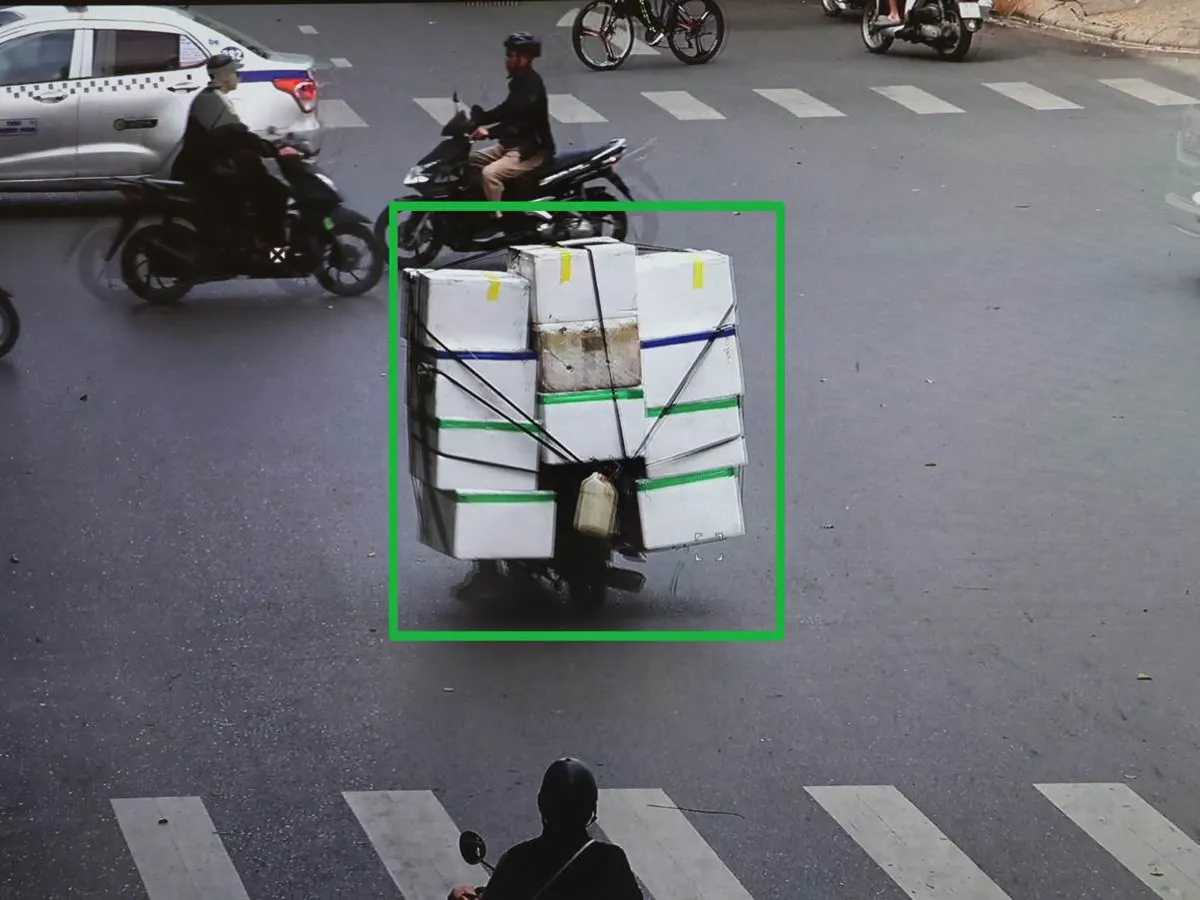 Camera AI ph&aacute;t hiện h&agrave;ng loạt trường hợp che biển số, d&ugrave;ng điện thoại khi l&aacute;i xe  - Ảnh 1.