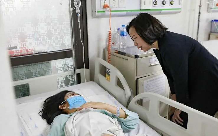 Chủ tịch Ủy ban Mặt trận Tổ quốc Việt Nam thành phố Hà Nội Bùi Huyền Mai thăm hỏi, động viên nạn nhân bị thương trong vụ tai nạn giao thông nghiêm trọng tại Lào Cai. Ảnh: TTXVN