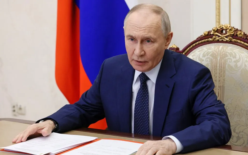 Tổng thống Nga Vladimir Putin chủ trì cuộc họp Hội đồng An ninh qua cầu truyền hình tại Điện Kremlin ở Moscow, ngày 26/12/2025. (Ảnh: AP)