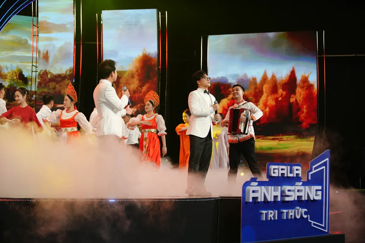 Trọng Tấn v&agrave; con trai song ca tại Gala &Aacute;nh s&aacute;ng tri thức 2025 - Ảnh 1.