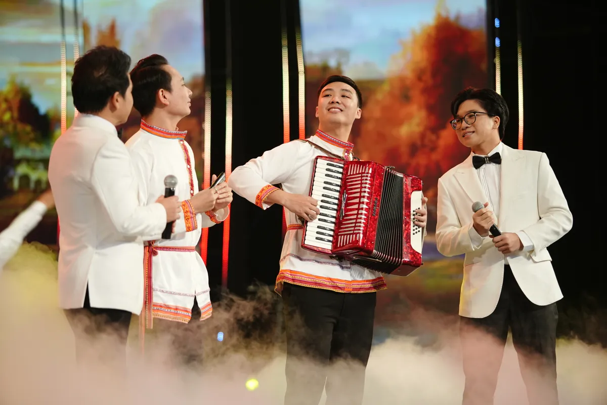 Trọng Tấn v&agrave; con trai song ca tại Gala &Aacute;nh s&aacute;ng tri thức 2025 - Ảnh 3.