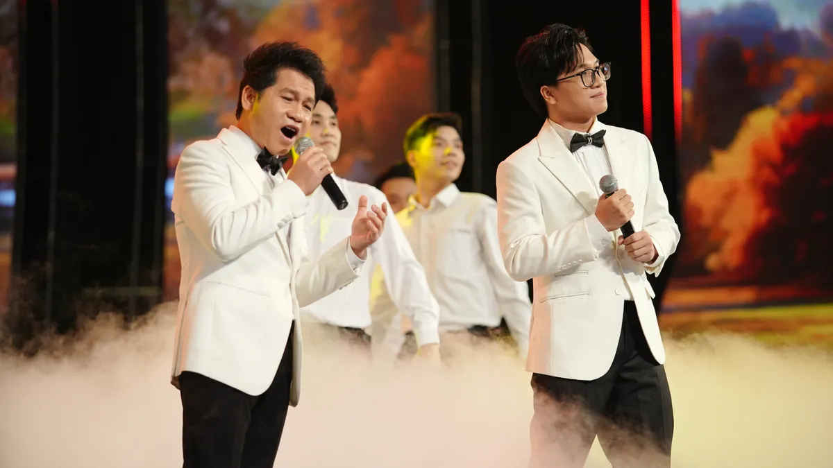 Trọng Tấn v&agrave; con trai song ca tại Gala &Aacute;nh s&aacute;ng tri thức 2025 - Ảnh 6.