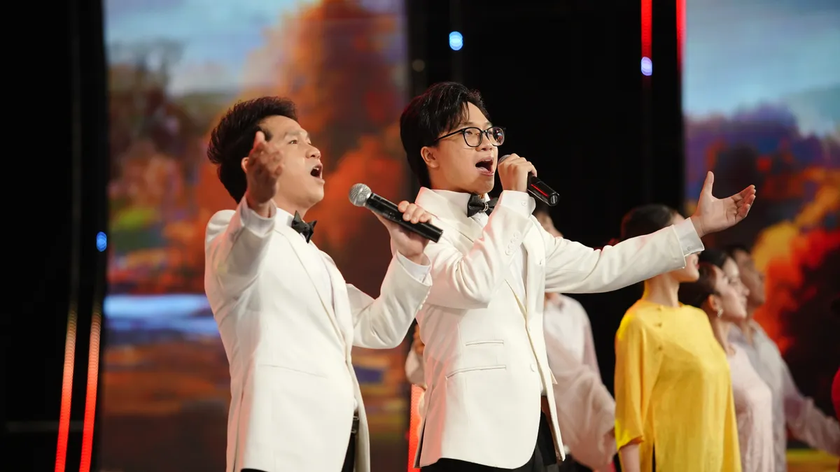 Trọng Tấn v&agrave; con trai song ca tại Gala &Aacute;nh s&aacute;ng tri thức 2025 - Ảnh 4.