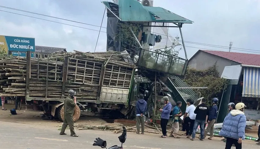Xe tải va chạm xe m&aacute;y rồi lao v&agrave;o nh&agrave; d&acirc;n, 1 ch&aacute;u b&eacute; tử vong- Ảnh 1.