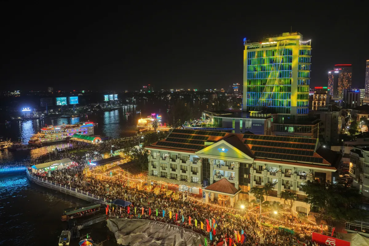 &ldquo;Cần Thơ sắc m&agrave;u s&ocirc;ng nước&rdquo; biến kh&ocirc;ng gian quen thuộc th&agrave;nh đại tiệc thị gi&aacute;c - Ảnh 7.