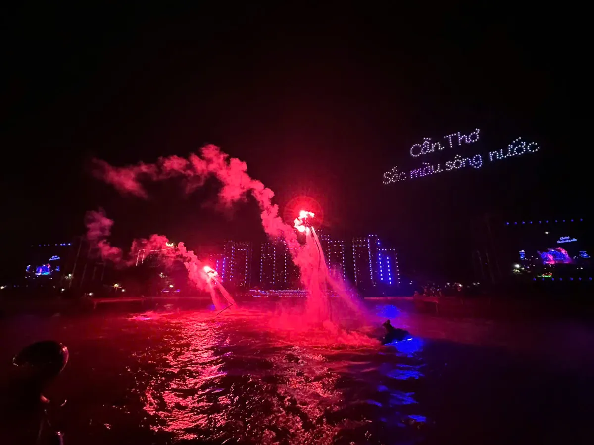 &ldquo;Cần Thơ sắc m&agrave;u s&ocirc;ng nước&rdquo; biến kh&ocirc;ng gian quen thuộc th&agrave;nh đại tiệc thị gi&aacute;c - Ảnh 4.