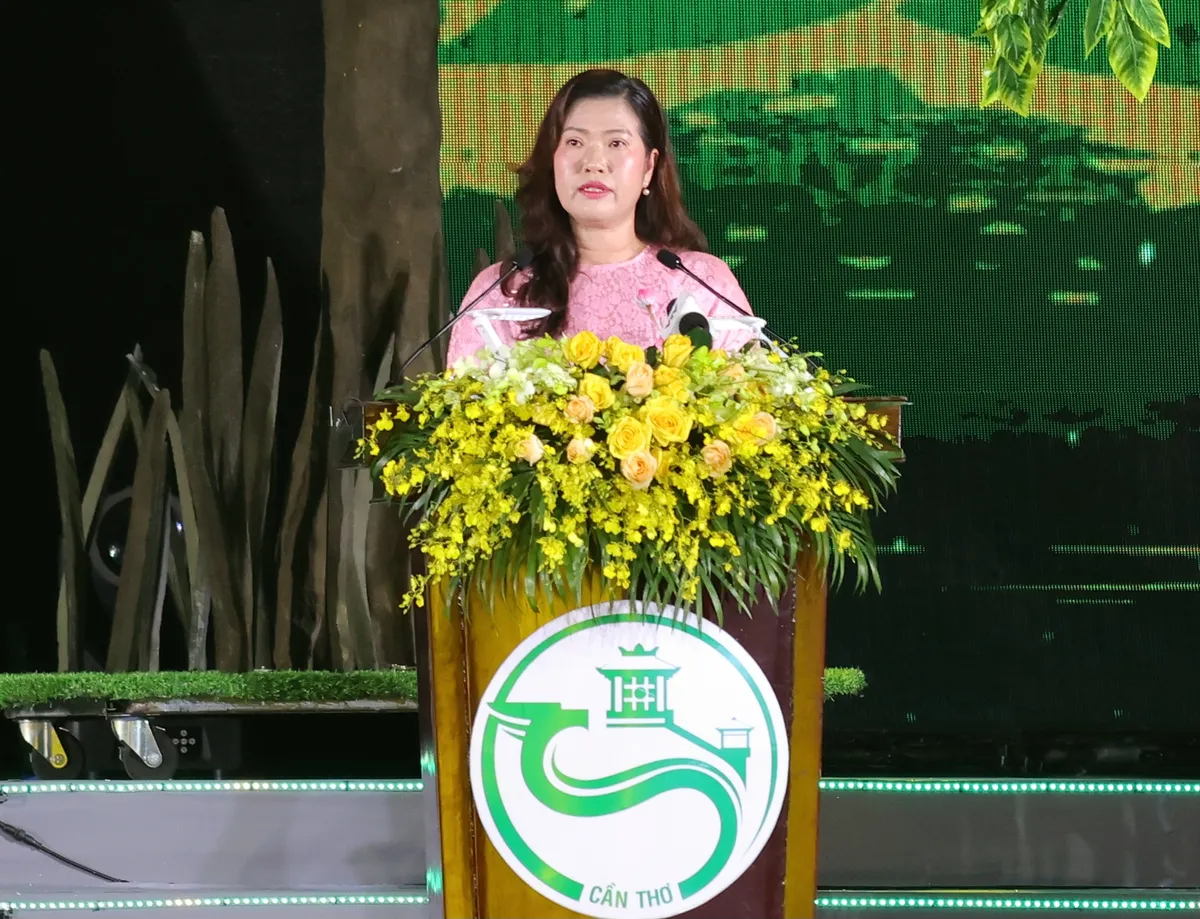 &ldquo;Cần Thơ sắc m&agrave;u s&ocirc;ng nước&rdquo; biến kh&ocirc;ng gian quen thuộc th&agrave;nh đại tiệc thị gi&aacute;c - Ảnh 2.