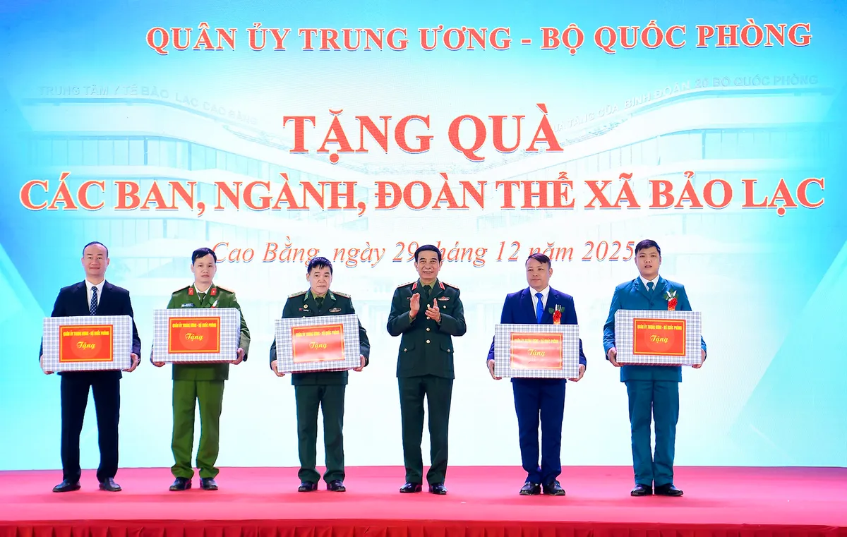 Đại tướng Phan Văn Giang dự khởi c&ocirc;ng x&acirc;y dựng Trung t&acirc;m Y tế Bảo Lạc, Cao Bằng - Ảnh 8.
