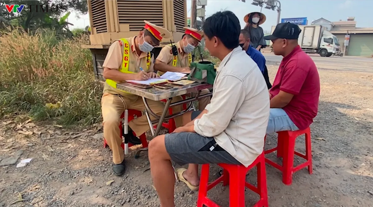 Đồng Nai: CSGT xử phạt nhiều xe ben gây bụi sau phản ánh của Thời báo VTV - Ảnh 1.