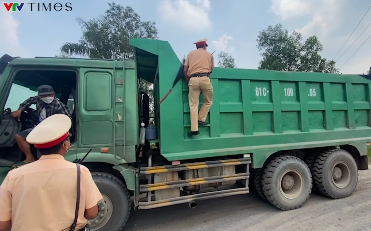 Lực lượng Đội CSGT Đường bộ số 1, Phòng CSGT- Công an tỉnh Đồng Nai đang kiểm tra 1 xe ben trong đường Chuyên Dùng ra quốc lộ 51. Ảnh: PN.


