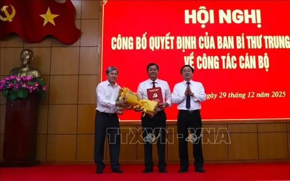Đồng chí Nguyễn Văn Quyết, Bí Thư Tỉnh ủy Tây Ninh và đồng chí Nguyễn Văn Hội, Ủy viên Ủy ban Kiểm tra Trung ương trao Quyết định và tặng hoa chúc mừng đồng chí Bùi Văn Nở.