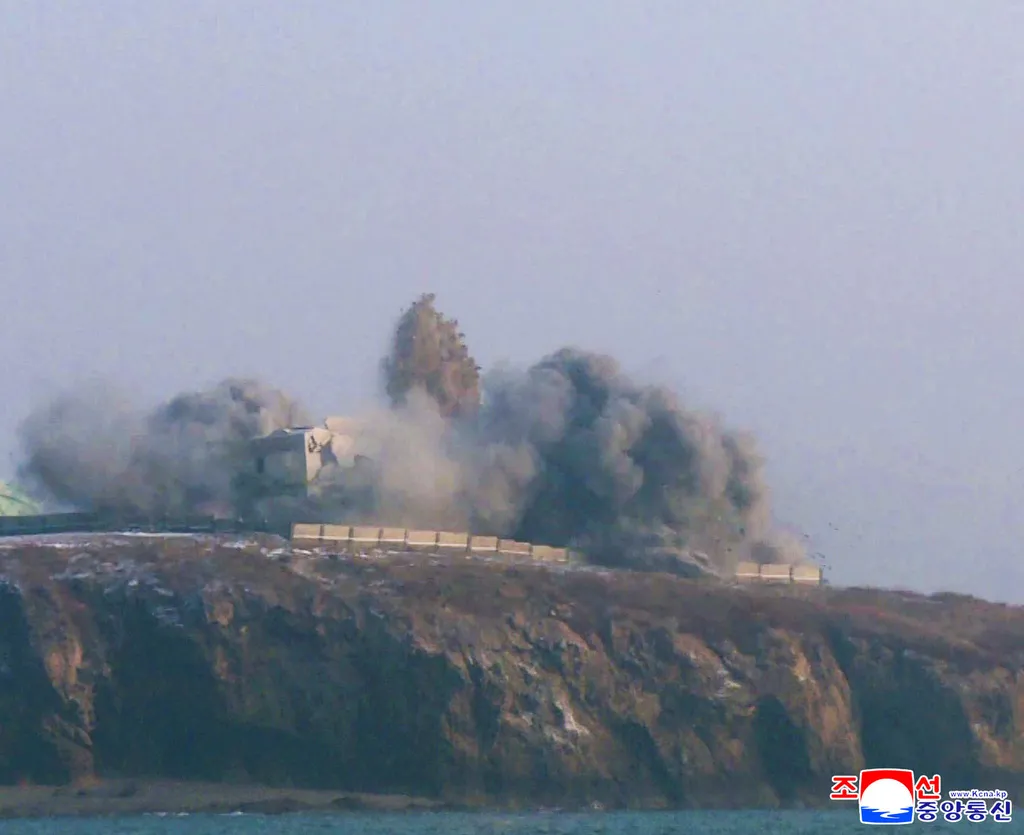 &Ocirc;ng Kim Jong Un gi&aacute;m s&aacute;t c&aacute;c vụ ph&oacute;ng t&ecirc;n lửa h&agrave;nh tr&igrave;nh tầm xa - Ảnh 1.