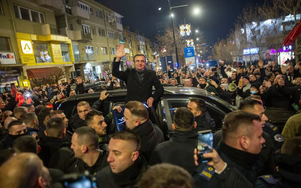 Thủ tướng Kosovo Albin Kurti chào người ủng hộ tại thủ đô Pristina, ngày 28/12/2025 (Ảnh: AP)