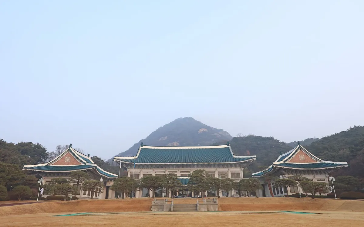 Xe chở Tổng thống Hàn Quốc Lee Jae Myung tới Nhà Xanh ở thủ đô Seoul ngày 29/12/2025 (Ảnh: Yonhap)