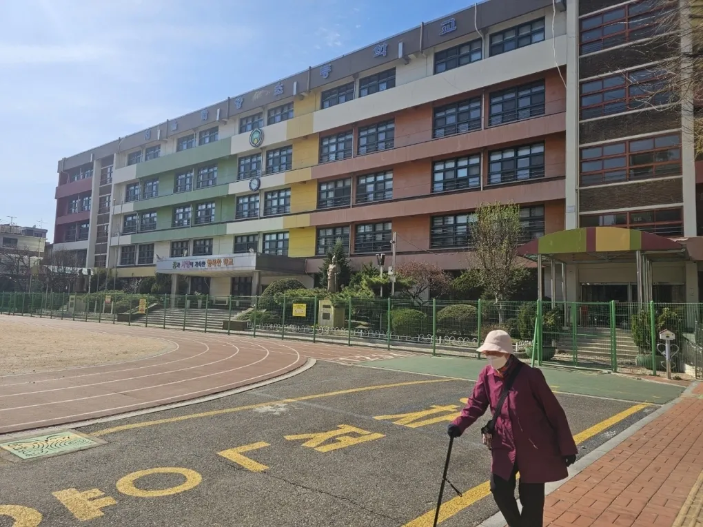 Thiếu trẻ em: H&agrave;n Quốc đ&oacute;ng cửa h&agrave;ng ngh&igrave;n trường học - Ảnh 1.