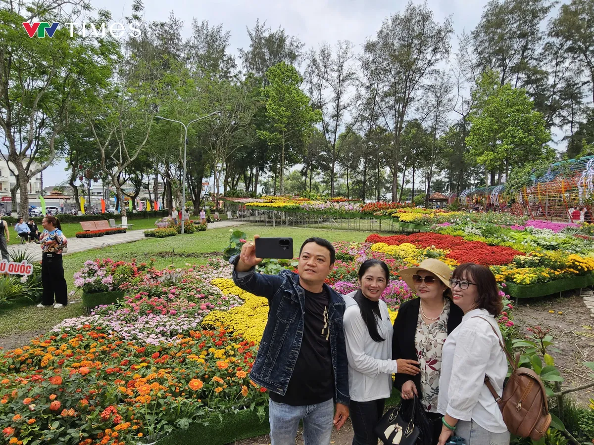 Hàng triệu bông hoa khoe sắc tại Lễ hội Hoa – Kiểng Sa Đéc 2025- Ảnh 2. Hàng triệu bông hoa khoe sắc tại Lễ hội Hoa – Kiểng Sa Đéc 2025- Ảnh 2.