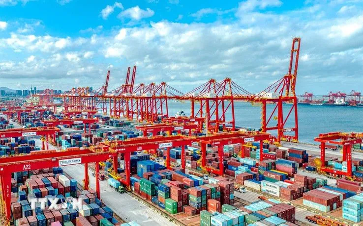 Cảng hàng hóa ở Sơn Đông, Trung Quốc. (Ảnh: THX/TTXVN)