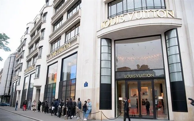 Cửa hàng Louis Vuitton tại đại lộ Champs Elysee ở Paris, Pháp. Ảnh: Xinhua