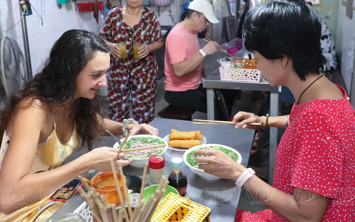 Ẩm thực đường phố là linh hồn của các đô thị lớn. Khám phá những món ăn trứ danh từ vỉa hè đến những con ngõ nhỏ và cách ẩm thực Việt chinh phục thực khách thế giới.