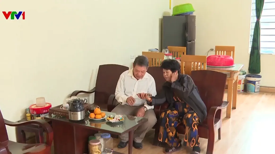 Nhiều người d&acirc;n vui mừng khi nhận qu&agrave; Tết của Đảng, Nh&agrave; nước - Ảnh 1.