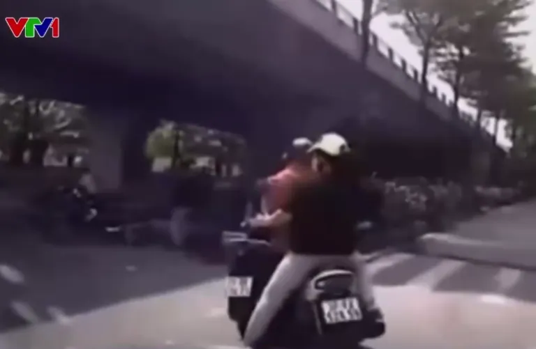 Xe máy rẽ ẩu, tạt đầu, va chạm nguy hiểm tại nút giao - Ảnh 2.