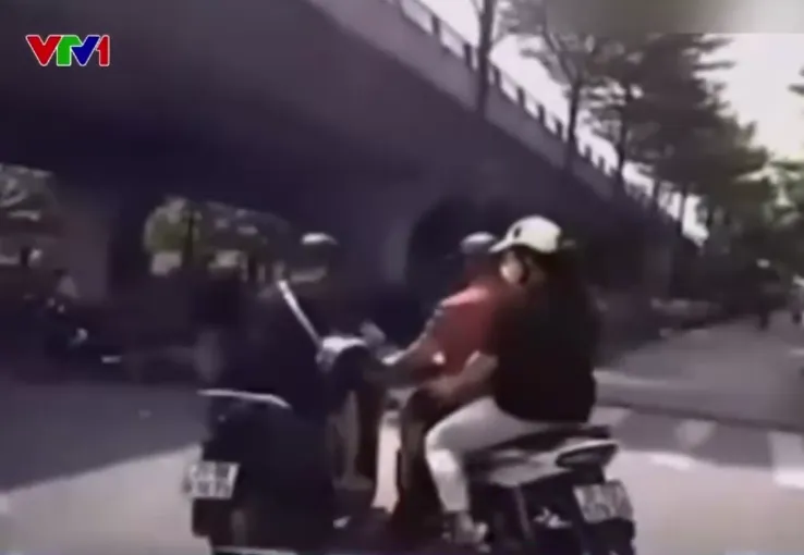 Xe máy rẽ ẩu, tạt đầu, va chạm nguy hiểm tại nút giao - Ảnh 1.